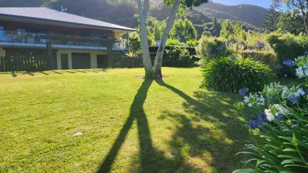 Waterfront & spacious.  Room for cars & boat trailer. 6KM from Havelock Marina