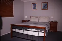 Lakes Edge Cottage - Self Contained Hotels in Caves Beach