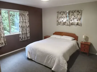 Holiday house on 1 acre of native bush a few minutes walk to lake Brunner Các khách sạn gần Lake Brunner Golf Course