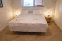 Sint Adelbertus, Prachtige Luxe Woning Boven de Ijssalon in het Centrum Hotels in Egmond-Binnen