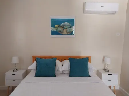 Charming 2-Bedroom House in Tranquil Staniel Cay near Thunderball Grotto Отели в г. Станиэл-Кэй