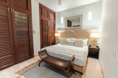 STUNNING VILLA w/Private Terrace & Splash Pool in the Old Town