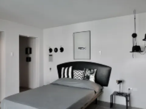 Beautiful studio with pool, very close to Eagle Beach 鷹海灘酒店