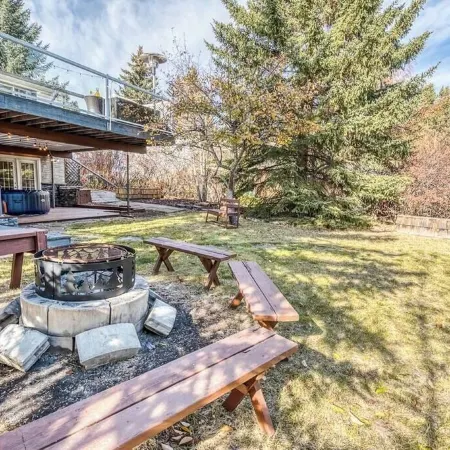 Boho Retreat w/King Bed on Bow River Pathway Отели рядом с достопримечательностью «Парк Боунес»