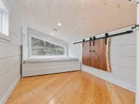 Cozy Turkey Point Tiny Home 1 min walk to the beach with Jacuzzi Hottub!