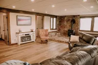 Old Chief Bunkhouse - ranch with views of Chief Mountain 카드스톤 카운티 호텔