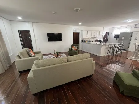 Beautiful home near Cultural Center, National Stadium, Movietown, Gift Land Mall Отели рядом с Аэропорт Огл