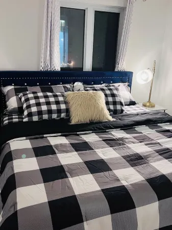 Cozy 1BD Condo unit at the Heart of Edmonton. Отели рядом с достопримечательностью «Art Gallery of Alberta»