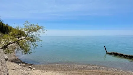 Beautiful beachfront cottage with hot tub, Bayfield ON