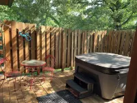 Beautiful Log Cabin w/loft. 1/2 mile to Red's Landing Boat Launch! A+ fishing.
