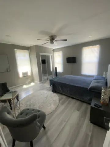 Cheerful 2BR Close to SLU University w/RV Parking セントルイス大聖堂周辺のホテル