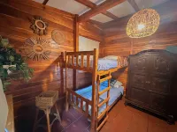 Charming 3-bedroom beach cabin with Starlink WiFi, AC in enchanting Tamanique