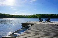 Beautiful Lakefront Cottage with Hot Tub Hotel di Front of Yonge