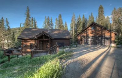 Luxury and Light Mountain Escape Hotels near Blue Lakes Trailhead