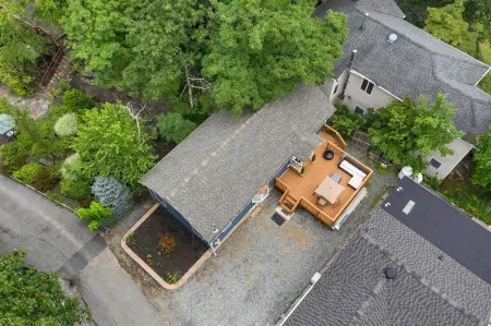 Chic, Cozy, Newly-Remodeled Cottage with Deck