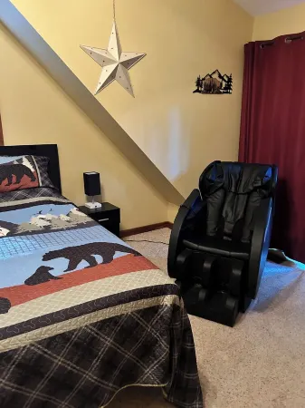 Cozy peaceful cabin with games, massage chair and fire pit! Bring your kayaks!!