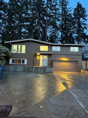 Charming 4-bedroom house near Muckleshoot in Auburn Отели рядом с достопримечательностью «Соос Крик Ботаникал Гарден & Херитедж Сентер»