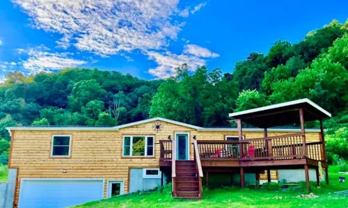 Longview Lodge 6 Bedrooms with Hot Tub & Swimming Pond, firepit, & pool table