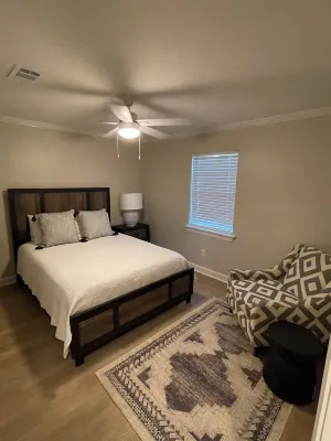 Newly renovated!! Oxford Condo - Old Taylor Place - Walk to Square and Campus