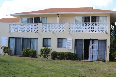 Cozy Romantic Bungalow  — 3 min walk to the beach, in front of the golf course! فنادق في 