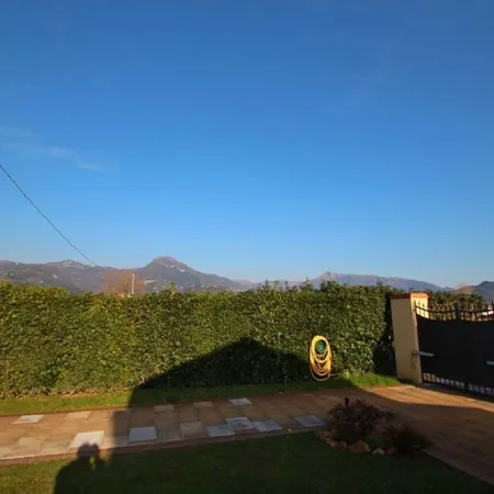 Nice little house near the beach with a nice garden. Air conditioning.
