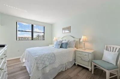 Naples Waterfront Condo-Close to beaches, boating, shopping, dining, 5th Ave Hotels near Naples Pier