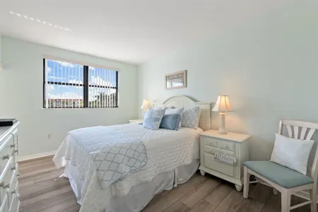 Naples Waterfront Condo-Close to beaches, boating, shopping, dining, 5th Ave Отели рядом с достопримечательностью «Нейплс Пир»