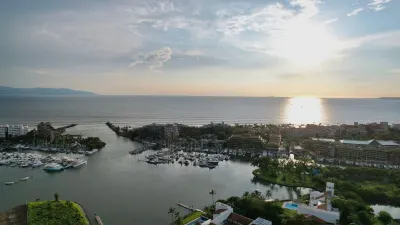 Luxe 2BR/2BA Pool & Jacuzzi! Hotels in 