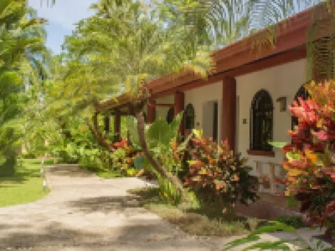 Private suite 102 with beautiful gardens, shared pool and BBQ area! Hotels in Dominical