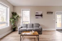 Single Bachelor unit en-suite Across from Google