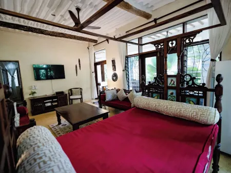 Relax and rejuvenate in South Coast of Kenya: Beach front property sleeps 6 , Отели в г. Мсамбуэни