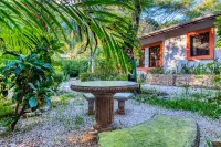 Tropical Oasis, Steps From Beach, Cafés, Shops. Private Pool. Walk Everywhere.
