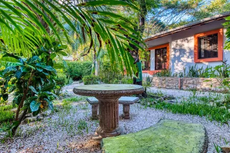 Tropical Oasis, Steps From Beach, Cafés, Shops. Private Pool. Walk Everywhere.