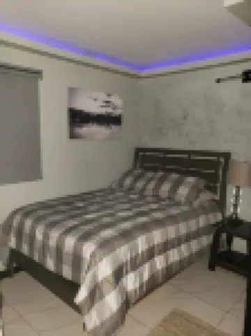 Private Gorgeous Cozy Modern home/5 min Drive from beach, righ across from park