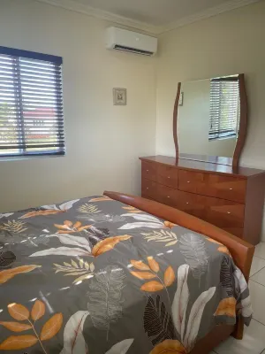 A Cozy Apartment Sitting on a Hill. Hoteles en 