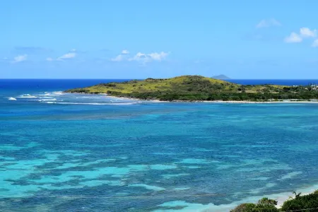 Gentle Winds  2/BR 2/BA  Closest building to the Sea! Sunset Views! Ground Floor Отели рядом с достопримечательностью «Salt River Bay»