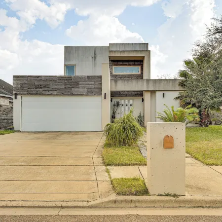 Covered Patio & Grill: Colorful Mcallen Home