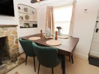 Hobbes Cottage Hotels in Malmesbury