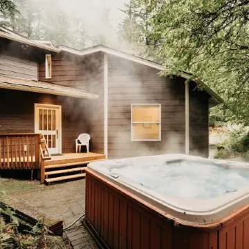 13sl - Hot Tub - Pets Ok - Wifi - Sleeps 8 2 Bedroom Home by RedAwning