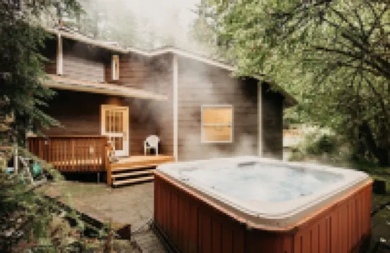 13sl - Hot Tub - Pets Ok - Wifi - Sleeps 8 2 Bedroom Home by RedAwning