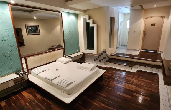 火焰汽車旅館 - 限成人