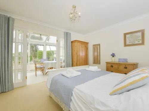 6 Tarifa Hotels in Kingston