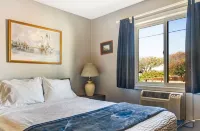Born Free Suites by the Sea - Motels