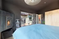 Jackalope Junction-Pool, Hot Tub, Fire Pit, BBQ & Desert Views! 2 Bedroom Home by Redawning Hotels in Pioneertown