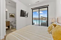 紅色遮陽篷下的沙漠海灘