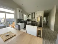 Luxury 4 Bedroom Lakehouse with Full Dock Access and Boat Slip