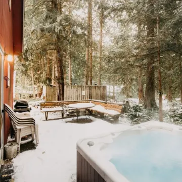 63Mbr - Hot Tub - BBQ - Pets Ok - Wifi - Sleeps 6 2 Bedroom Home by RedAwning