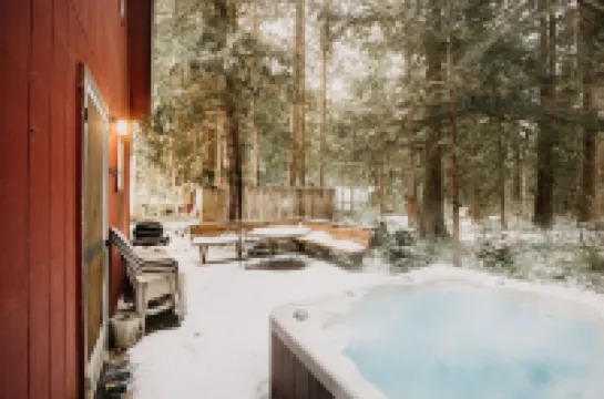 63Mbr - Hot Tub - BBQ - Pets Ok - Wifi - Sleeps 6 2 Bedroom Home by RedAwning