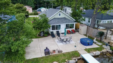 Lakeside Retreat with Massage Chair Отели в г. Lapeer County