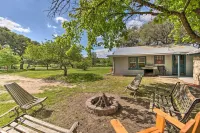 Betty B's River House < 1 Mi to Blanco State Park!